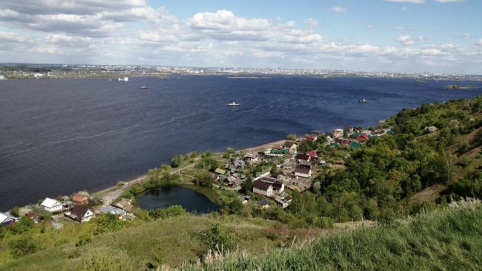 Верхний услон. Пейзажи верхнего Услона. Озеро верхнее. Паром верхний Услон.