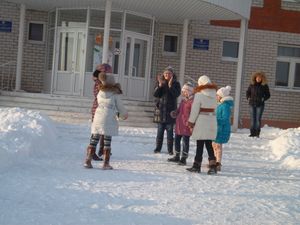 Бетонные сферы покрасили в футбольные мячи